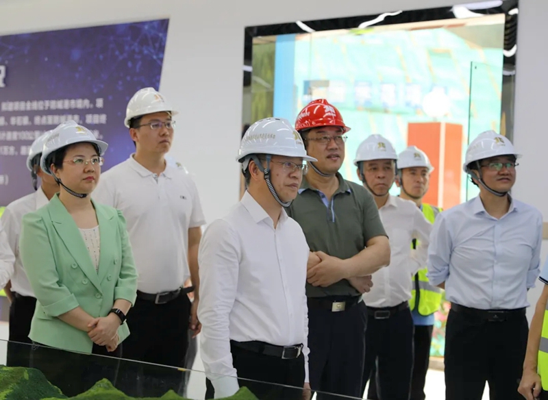 譚丕創（左二）、唐軼昂（左一）聽取項目情況介紹.jpg